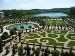 Versailles Palace and Trianon Guided Day Tour with Lunch in Gardens from Paris