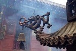 Beijing Hutong Night Tour with Yunnan Style Dinner and Chartered Boat Ride at Houhai Lake