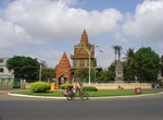 Visit Wat Ounalom, Phnom Penh, Cambodia