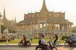 Phnom Penh City Tour Royal Palace with S21 and Killing Field