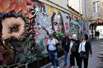 Graffiti Private City Tour with Vehicle and Photographer Guide