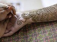 ARTISTIC MOROCCO: Traditional Henna Art Tattoo with a local Berber lady