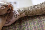 ARTISTIC MOROCCO: Traditional Henna Art Tattoo with a local Berber lady