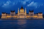 Transfer from Prague to Budapest: Private sightseeing daytrip with two stops