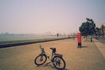 Early morning private bicycle tour of Mumbai highlights with breakfast
