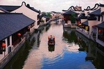 Customizable Shanghai Layover Tour of City Highlights and Zhajialou Water Town with Lunch