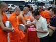 Private Oneday! Morning alms&Doi suthep&Wat Umong + Umbrella village&Hot spring