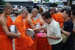 Private Oneday! Morning alms&Doi suthep&Wat Umong + Umbrella village&Hot spring
