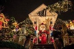 NYC Christmas Lights Limousine Tour - Dyker Heights in Brooklyn