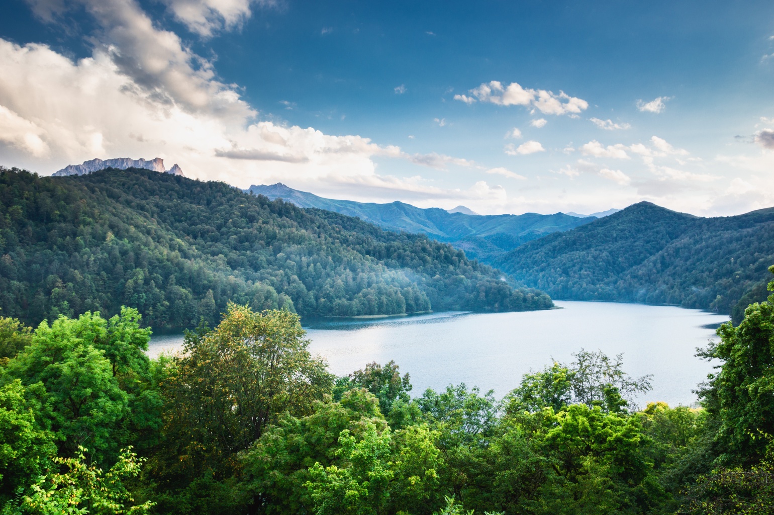 Озеро Гёйгёль и окружающий национальный парк (Азербайджан)