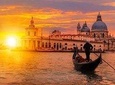 A luxury gondola tour in Venice: onboard aperitif and serenade 